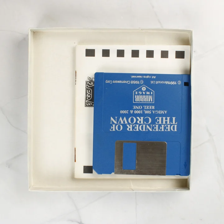 A nyitott doboz tartalma: egy kék floppy lemez és a használati útmutató.