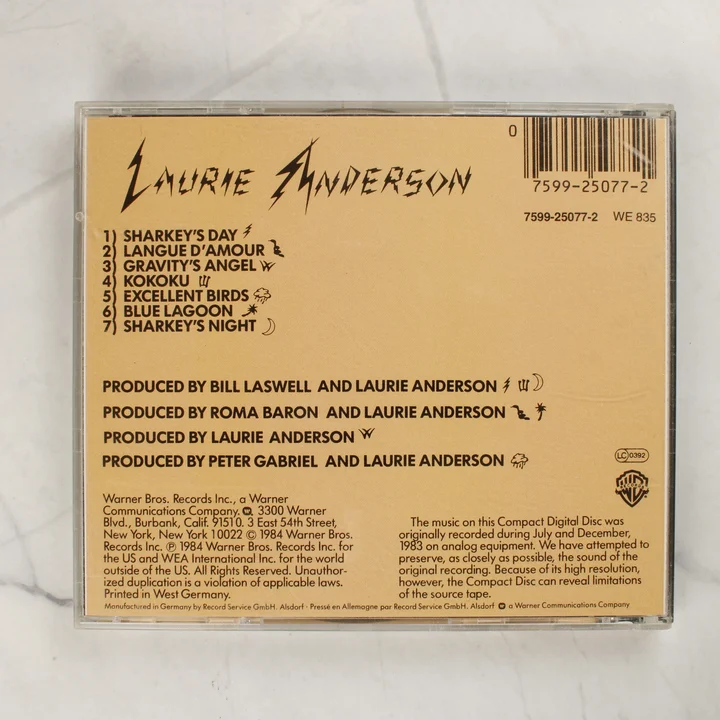 Laurie Anderson Mister Heartbreak CD albumának hátlapja a számlistával és vonalkóddal