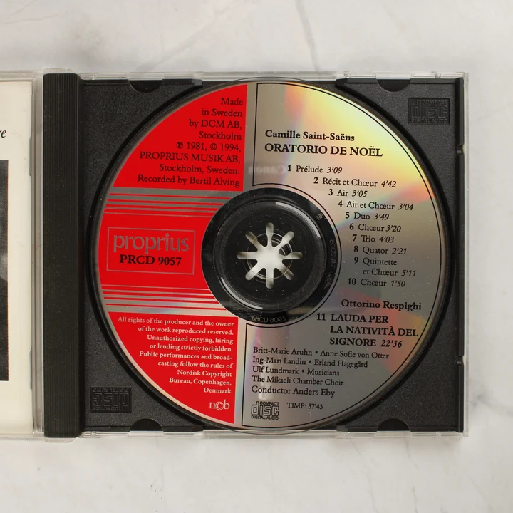 A piros-ezüst színű Proprius CD lemez a tokban