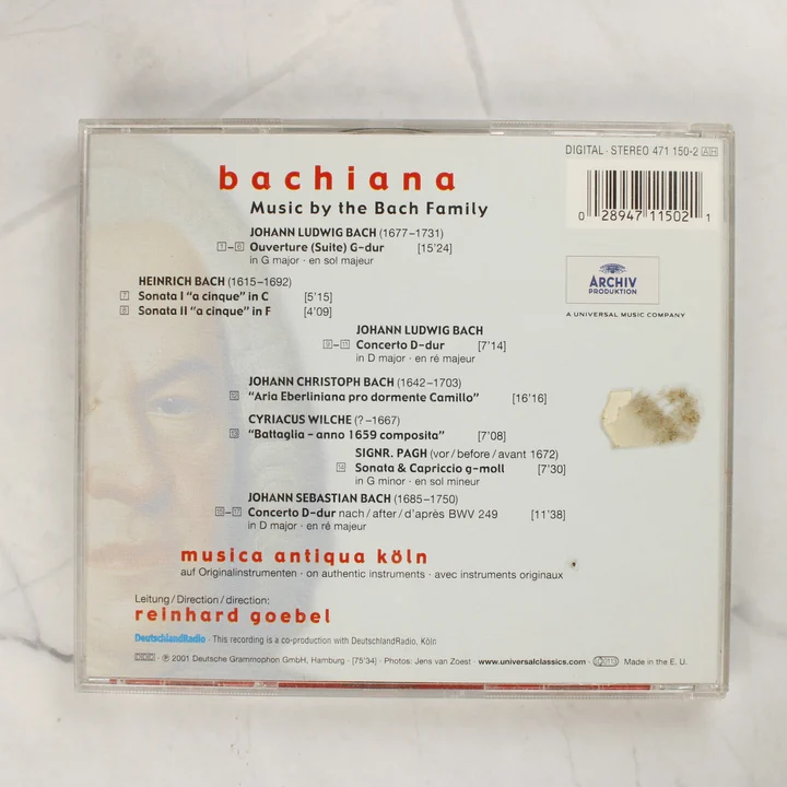 A Musica Antiqua Köln Bachiana című CD-jének hátlapja a számlistával és ragasztónyommal