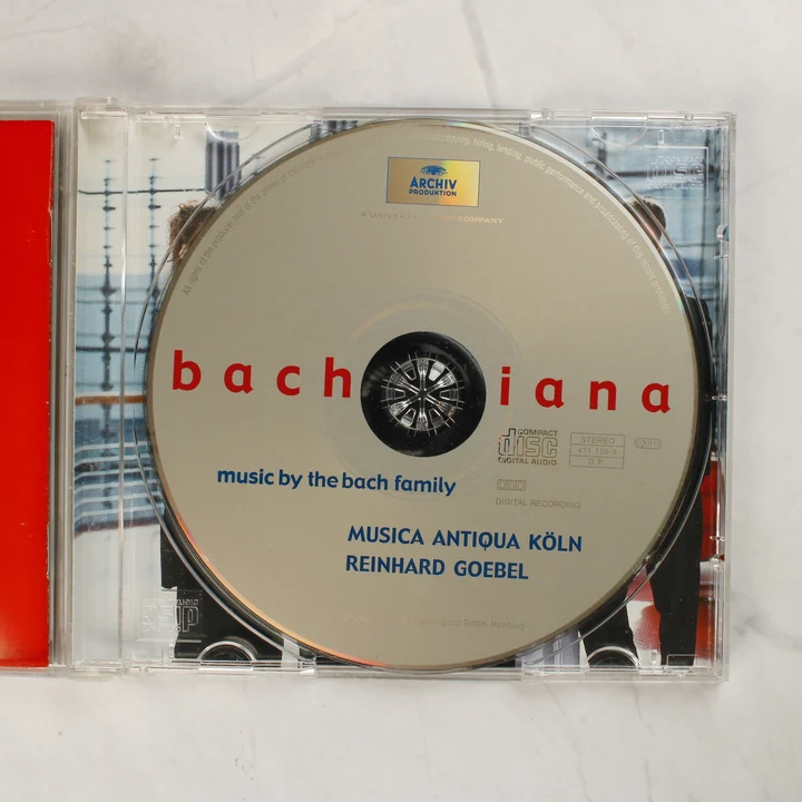 Az ezüst színű Bachiana CD lemez a nyitott tokban
