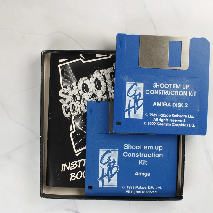 Két kék floppy lemez és egy kézikönyv a nyitott dobozban