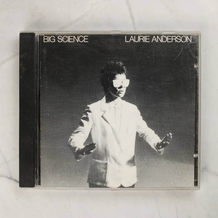 Laurie Anderson Big Science zenei CD-jének előlapja a műanyag tokban