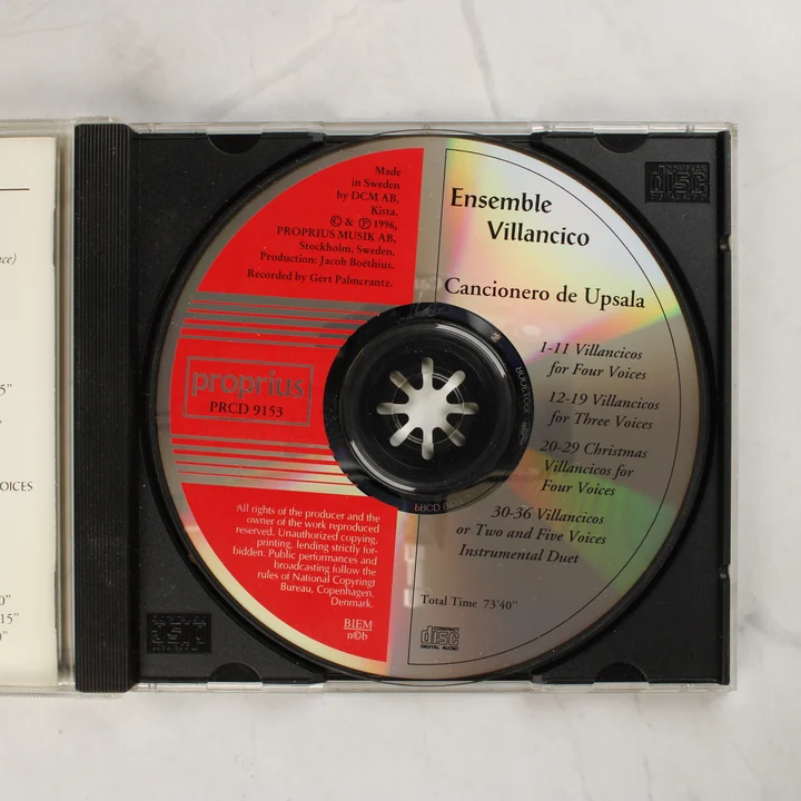 A nyitott CD-tok a piros-ezüst színű Proprius CD lemezzel