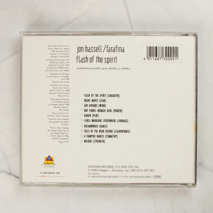 Jon Hassell / Farafina - Flash of the Spirit CD hátlap Jon Hassell és a Farafina Flash of the Spirit című CD-jének hátlapja a számlistával és vonalkóddal