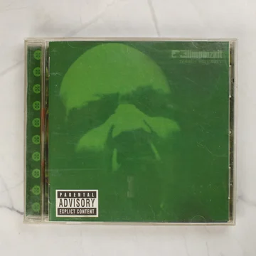A Limp Bizkit Results May Vary című CD-jének zöld színű előlapi borítója a műanyag tokban