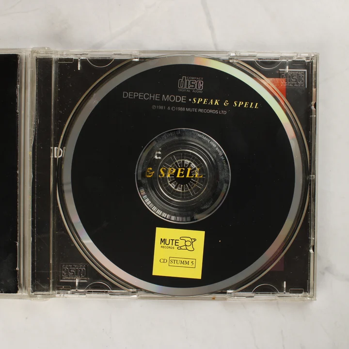 Depeche Mode - Speak & Spell CD lemez A nyitott tokban lévő Depeche Mode - Speak & Spell CD lemez