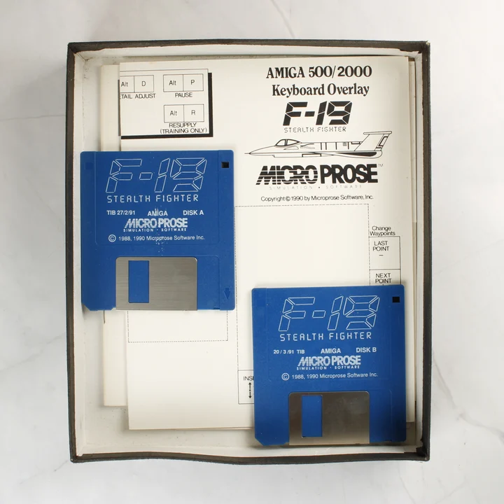 F-19 Stealth Fighter floppy lemezek és billentyűzet-sablon