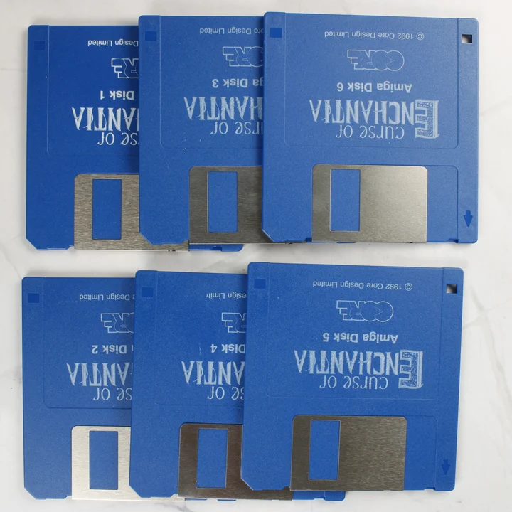 Hat darab kék Amiga floppy lemez a Curse of Enchantia játékhoz