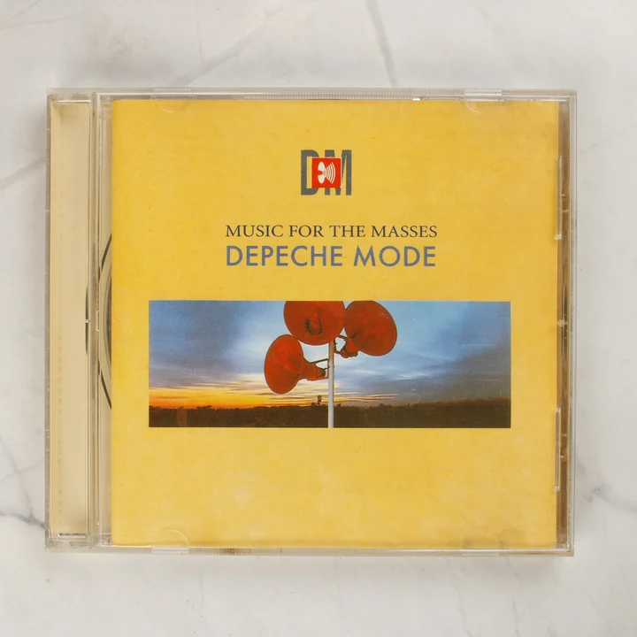 A Depeche Mode Music for the Masses CD-jének sárga borítója a műanyag tokban