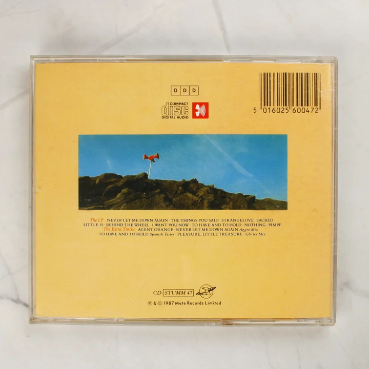 A Depeche Mode Music for the Masses CD-jének hátlapja a számlistával és vonalkóddal