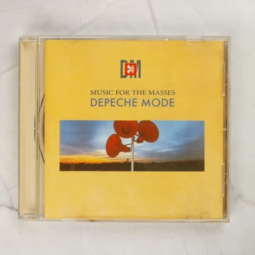 A Depeche Mode Music for the Masses CD-jének sárga borítója a műanyag tokban