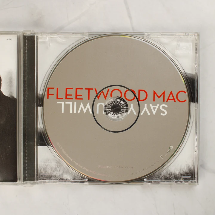 A Fleetwood Mac Say You Will szürke színű CD lemeze a nyitott tokban