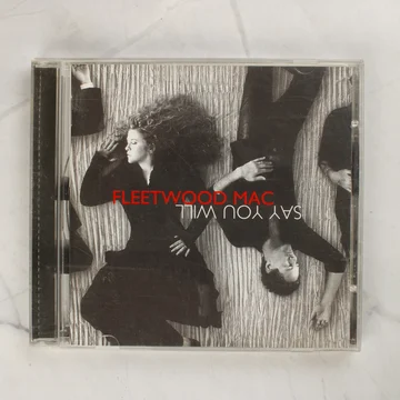 A Fleetwood Mac Say You Will című albumának CD-tok előlapja fekete-fehér fotóval