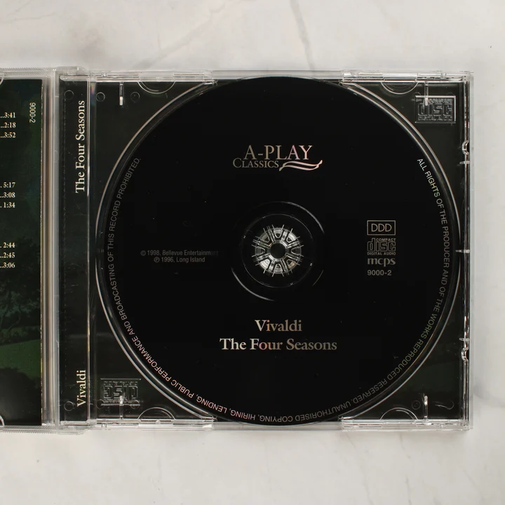 Vivaldi: The Four Seasons CD lemez A fekete színű Vivaldi: The Four Seasons CD lemez a tokban
