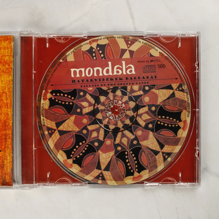 Mondola - Határvidékek balladái CD lemez Mondola - Határvidékek balladái CD lemez a nyitott tokban