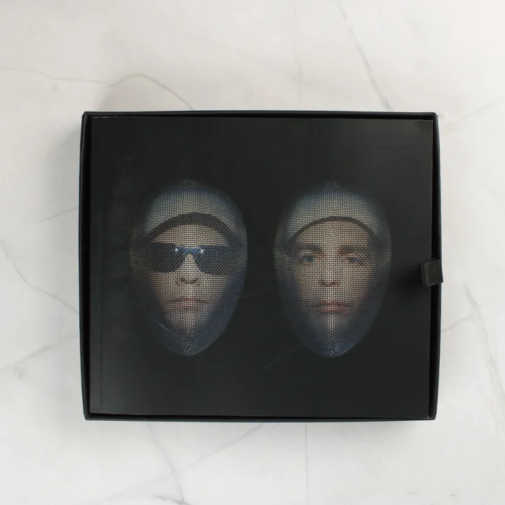 A díszdoboz belső borítója