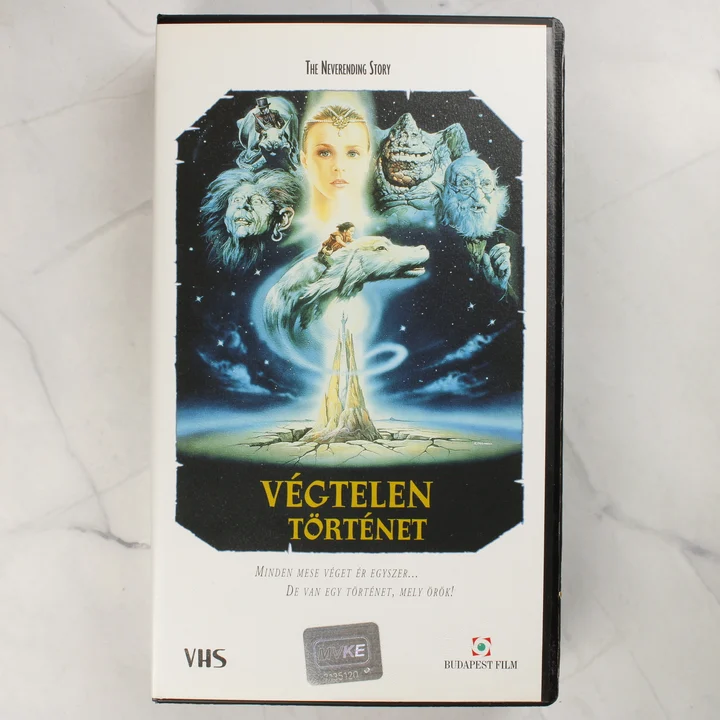 A Végtelen történet című film magyar kiadású VHS kazettájának előlapi borítója a tokban