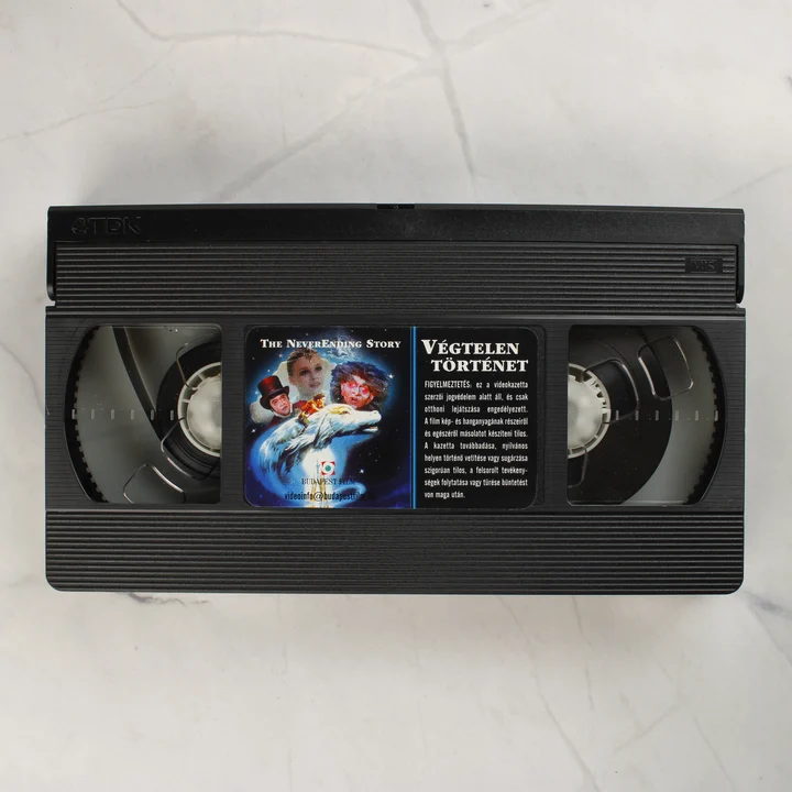 A fekete TDK gyártmányú VHS kazetta a Végtelen történet színes címkéjével