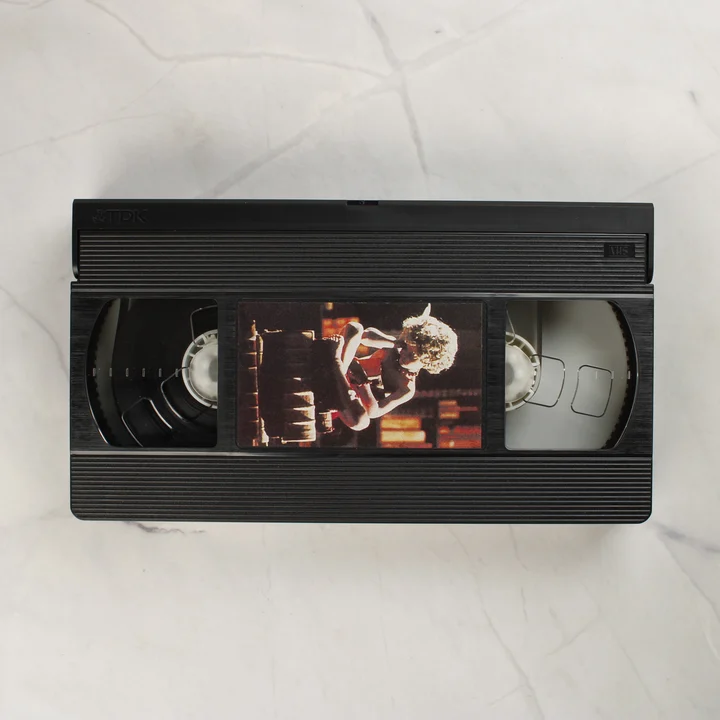 Az élet szép VHS kazetta Fekete TDK VHS kazetta filmjelenetes matricával