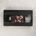 Fekete TDK VHS kazetta filmjelenetes matricával