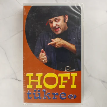 Hofi tükre No. 2 VHS kazetta elölnézetből, műanyag tokban