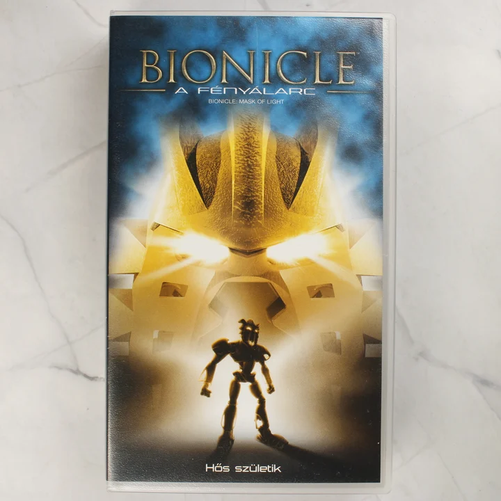 A Bionicle: A Fényálarc VHS kazetta elülső borítója a műanyag tokban