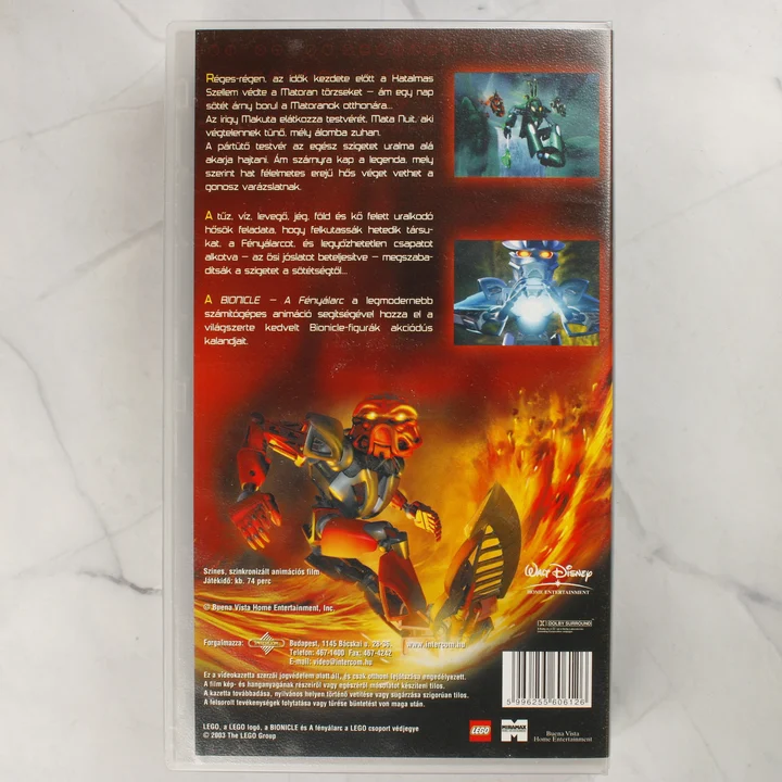 A Bionicle: A Fényálarc VHS kazetta hátsó borítója a leírással és adatokkal