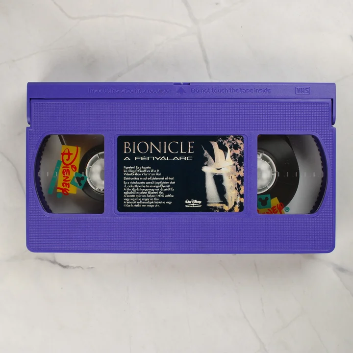 Egyedi lila színű Bionicle: A Fényálarc VHS kazetta felülnézetből
