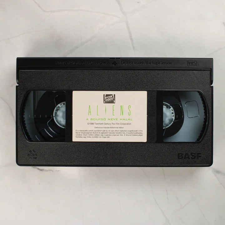Aliens - A bolygó neve: Halál VHS kazetta Fekete BASF VHS kazetta Aliens feliratú fehér címkével