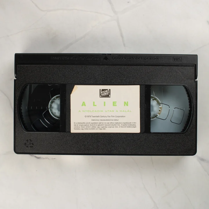 Fekete VHS videókazetta fehér címkével