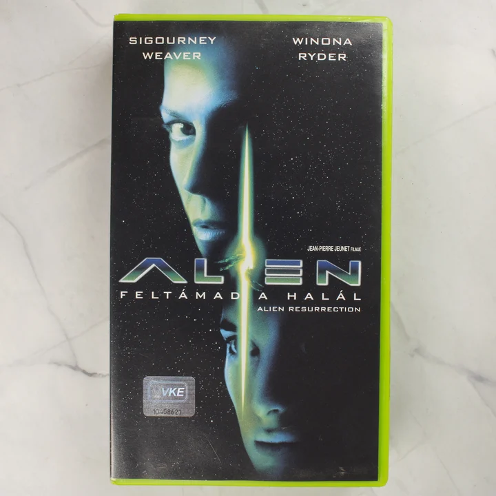 Alien - Feltámad a Halál VHS borító előlap Az Alien - Feltámad a Halál című film magyar nyelvű VHS borítójának előlapja zöld tokban