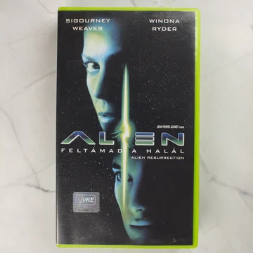 Az Alien - Feltámad a Halál című film magyar nyelvű VHS borítójának előlapja zöld tokban