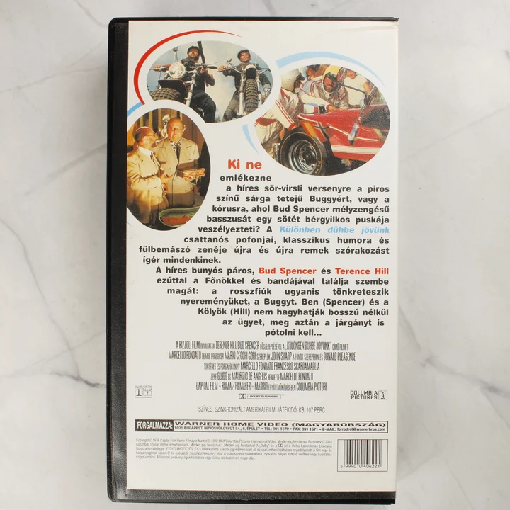 Különben dühbe jövünk! VHS borító hátlap A Különben dühbe jövünk! VHS kiadásának hátoldala leírással és stáblistával