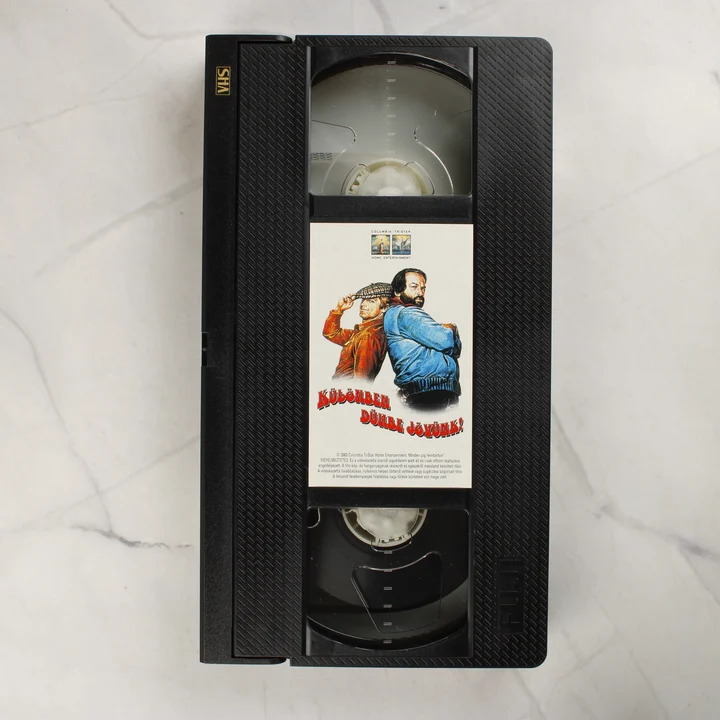 Különben dühbe jövünk! VHS kazetta A fekete színű Különben dühbe jövünk! VHS kazetta a rajta lévő színes címkével