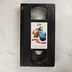A fekete színű Különben dühbe jövünk! VHS kazetta a rajta lévő színes címkével