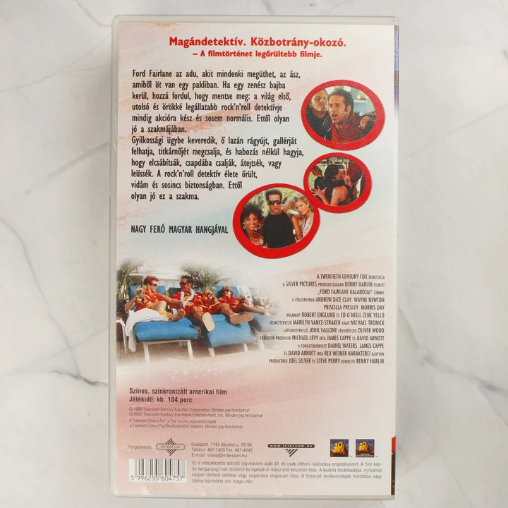 Ford Fairlane kalandjai VHS hátlap A Ford Fairlane kalandjai VHS kazetta tokjának hátlapja leírással és stáblistával