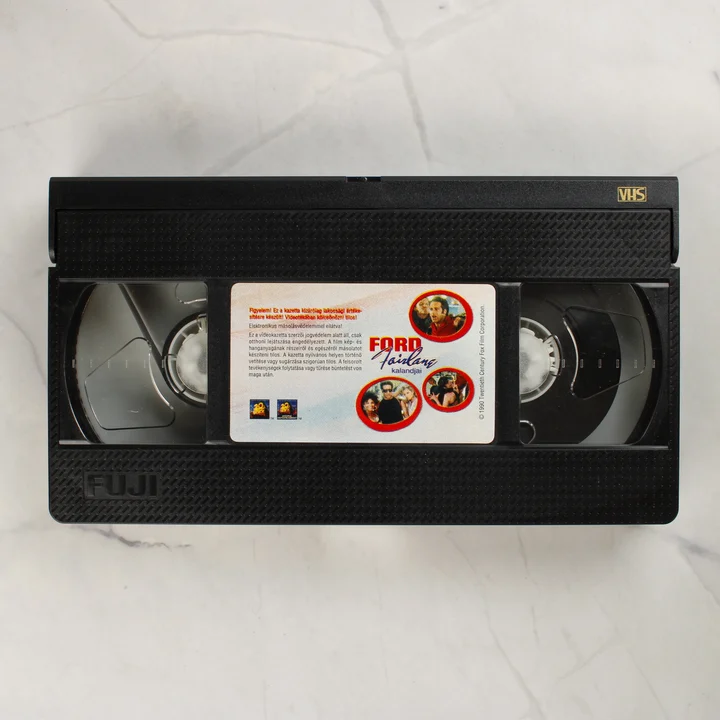 Ford Fairlane kalandjai VHS kazetta Fekete Fuji VHS kazetta a Ford Fairlane kalandjai színes matricájával