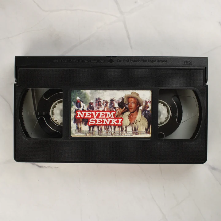 A Nevem Senki fekete műanyag VHS videókazettája a színes matricával