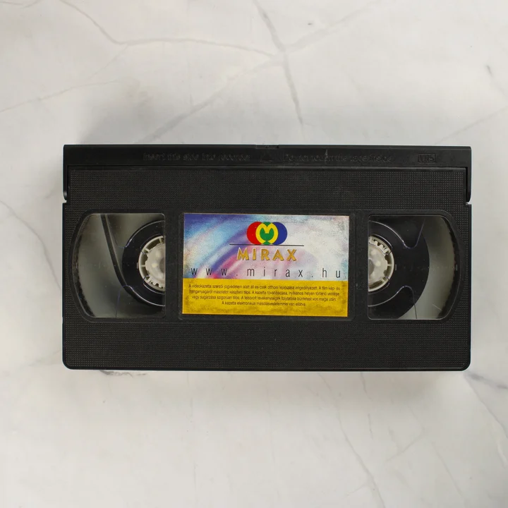 Balhé Bronxban VHS kazetta A Balhé Bronxban film fekete VHS kazettája a Mirax matricájával