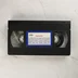 Fekete VHS kazetta figyelmeztető címkével