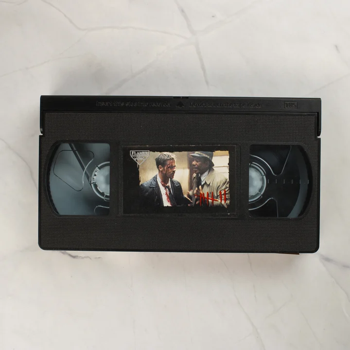Hetedik VHS kazetta A Hetedik című film fekete műanyag VHS kazettája a középső képes címkével