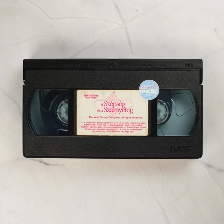 A Szépség és a Szörnyeteg fekete VHS kazetta a címkével