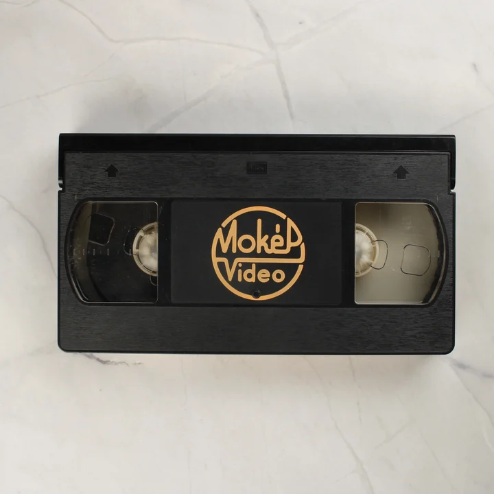 A fekete VHS videókazetta a MOKÉP Video logóval a közepén