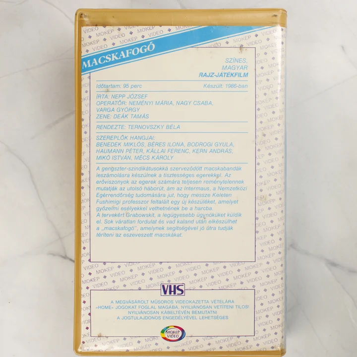 A Macskafogó VHS kazetta tokjának hátoldala a stáblistával és leírással