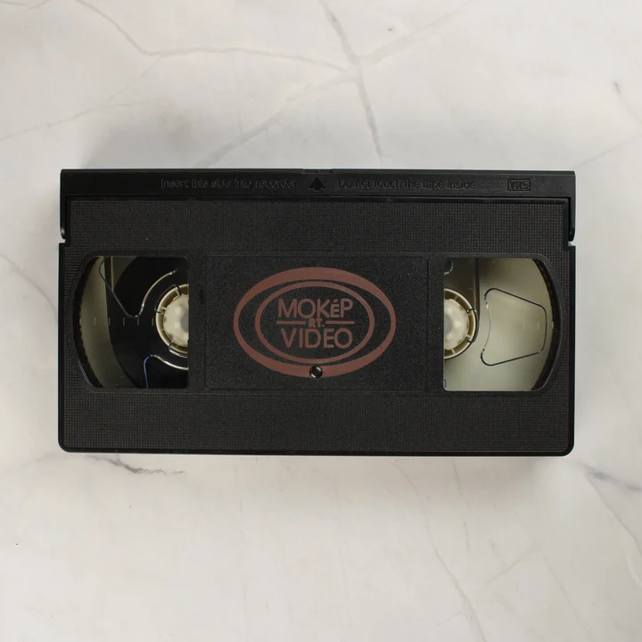 A Macskafogó fekete színű VHS videókazettája Mokép Rt. Video logóval