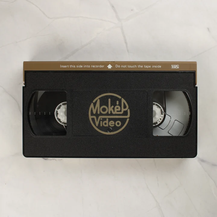 A Vuk VHS videókazetta fekete műanyag háza MOKÉP Video logóval