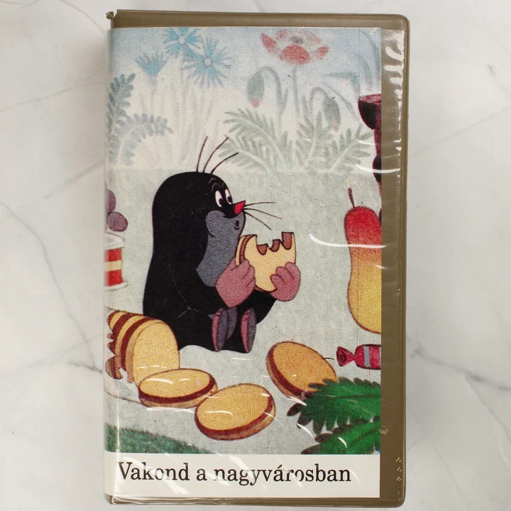 Vakond a nagyvárosban VHS tok előlap A Vakond a nagyvárosban VHS kazetta előlapja a Kisvakond ábrázolásával