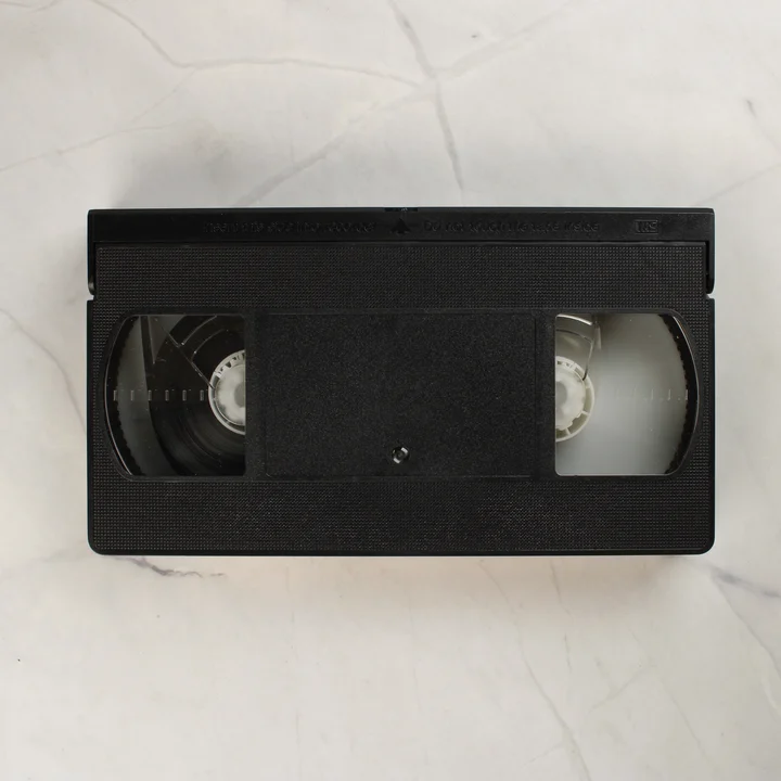 Vakond a nagyvárosban VHS kazetta Fekete színű VHS kazetta felülről nézve