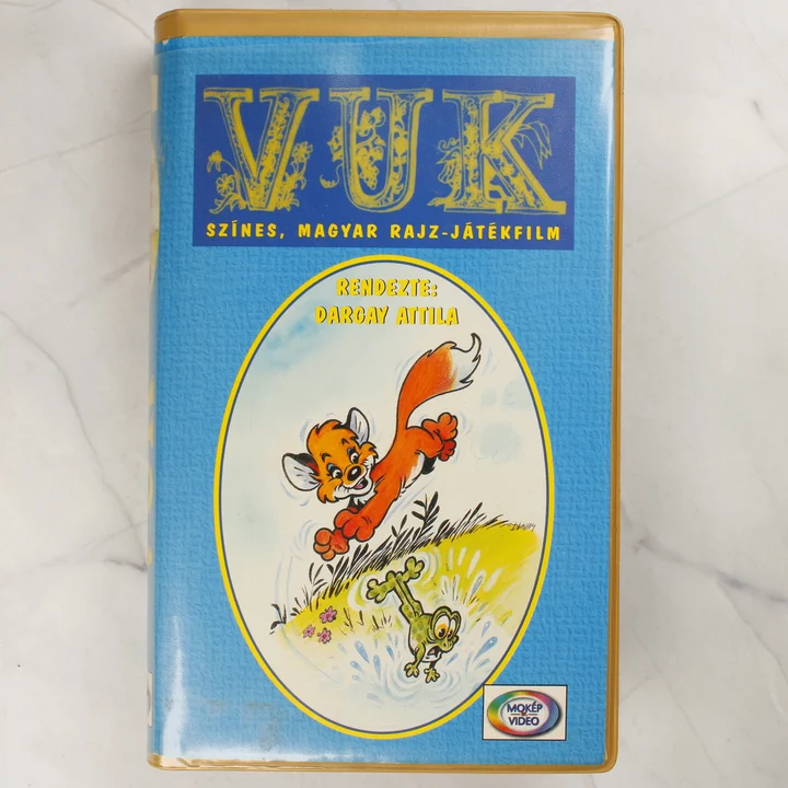 Vuk VHS-kazetta borító előlap A Vuk című rajzfilm VHS-kazettájának kék színű előlapi borítója a kisrókával és a békával